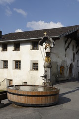 Fototapeta na wymiar Brunnen w Fiss, Tyrol