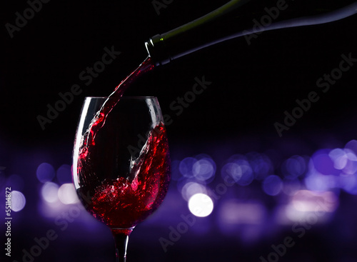 бокал вино разливающееся скачать