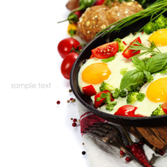 Fried eggs with fresh vegetables
