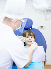 Obraz premium little girl during inspection of oral cavity