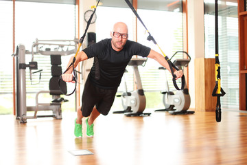 Mann mit Suspension Trainer