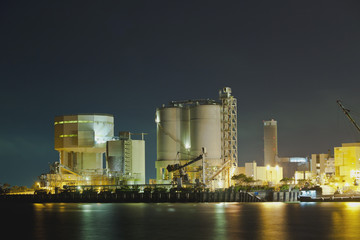 Obraz na płótnie Canvas Zbiorniki na olej w nocy w fabryce gazu