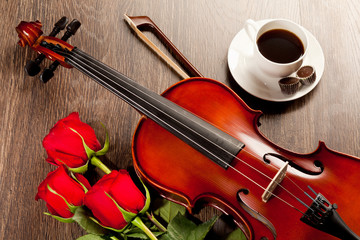Fototapeta premium Red roses and a violin