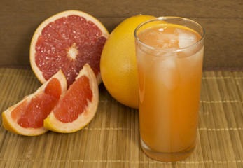 a glass of grapefruit juice with ice