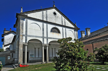 Fototapeta na wymiar Pszczoła kościół parafialny - Jezioro Maggiore