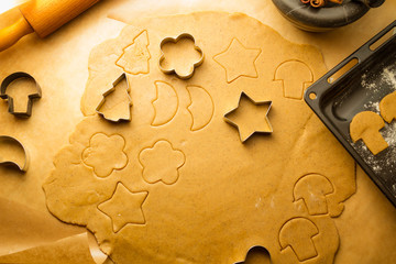 Cutting Christmas cookies made ​​of gingerbread