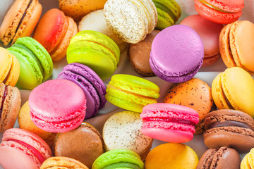 Fototapeta na wymiar Tradycyjne francuskie kolorowe macarons w pudełku