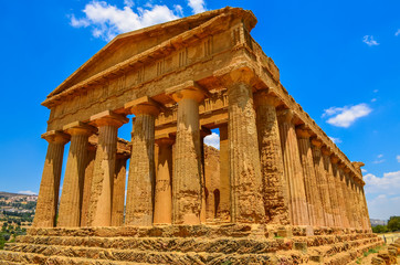 Obraz premium Ruins of ancient temple in Agrigento, Sicily