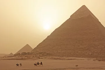 Poster Piramide van Chefren in een zandstorm, Caïro, Egypte © donyanedomam