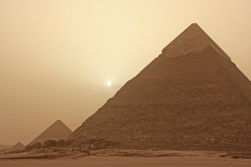 Fototapeta na wymiar Piramida Chefrena w burzy piaskowej, Kair, Egipt