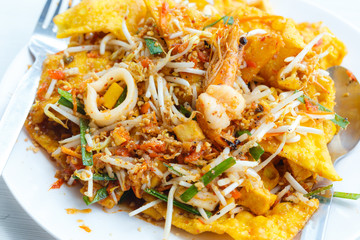 Obraz na płótnie Canvas pad thai stir fried noodles of thailand on white dish