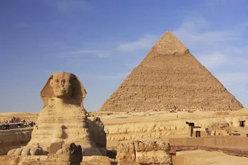 Fotobehang De sfinx en piramide van Chefren, Caïro, Egypte © donyanedomam