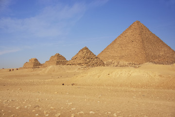 Fototapeta na wymiar Piramida Mykerinosa i Piramidy w Queens w Kairze