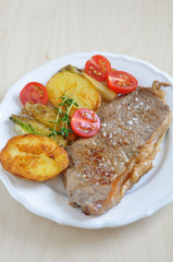 Gebratenes Rumpsteak mit Gemüse