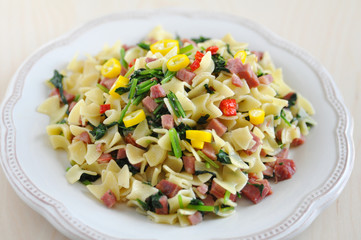 Pasta mit Schinken und Gemüse