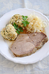 Schweinebraten mit Knödel und Sauerkraut