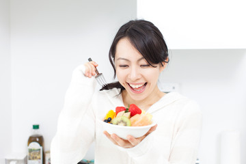 フルーツを食べる女性
