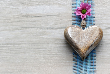 Herz auf Holzhintergrund