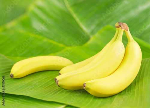 Bananen Auf Bananenblattern Stock Photo And Royalty Free
