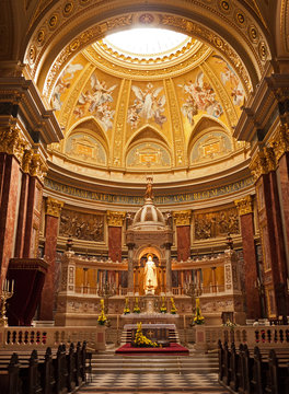 Budapest, high altar of the Saint Stephen Basilica
