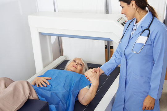 Seniorin h&auml;lt Hand einer &Auml;rztin in Radiologie