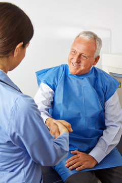 Senior sch&uuml;ttelt Hand einer &Auml;rztin