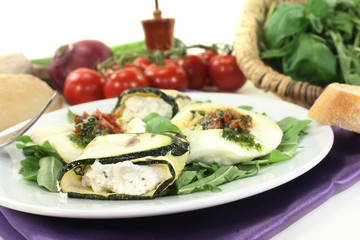 Zucchiniröllchen und gefüllter Mozzarella