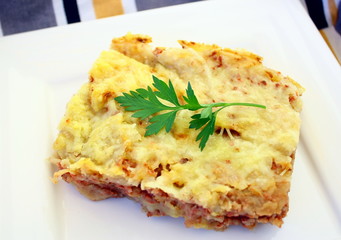 part de hachis parmentier dans assiette