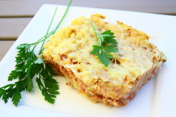 part de hachis parmentier dans assiette