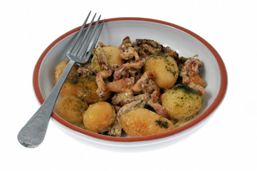 L'assiette de pommes de terre persillées et lardons