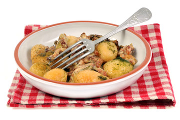 Une assiette de pommes de terre persillées et lardons