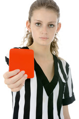 Junger Schiedsrichter zeigt Rote Karte