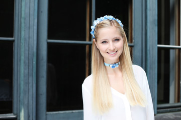 Hübsche blonde Frau vor Fenster