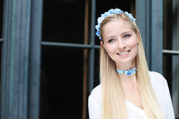 hübsche blonde Frau vor Fenster