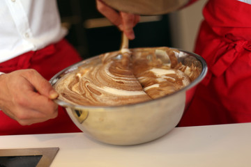 Schokolade und Eischnee vermengen