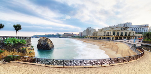 Plage de Biarritz déserte à l'aube, pays Basque.