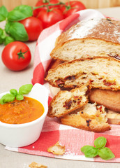 bread with dried tomatos