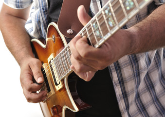 Tocando la guitarra eléctrica.