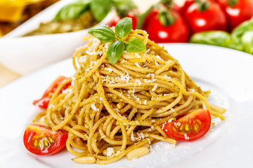 Spaghetti with basil pesto - Spaghetti mit Basilikum-Pesto