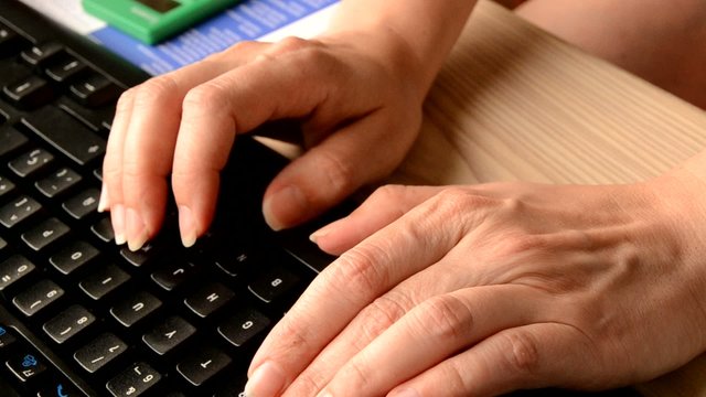 Una chica usando el ordenador en la oficina