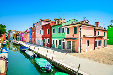 Fototapeta na wymiar Wenecja punkt orientacyjny, Burano kanał, domy i łodzie, Włochy