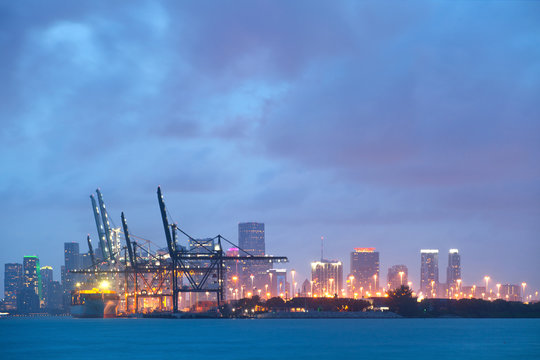 Fototapeta City of Miami Florida, colorful sunset panorama