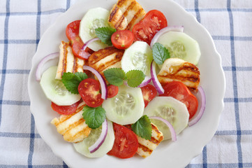 Griechischer Salat mit gegrilltem Halloumi