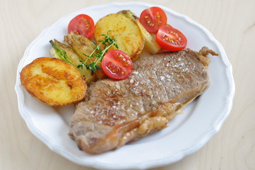Gebratenes Rumpsteak mit Gemüse