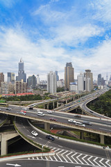 Fototapeta na wymiar Krzywa drogowych betonowych Wiadukt w Szanghaj Chiny na zewnątrz