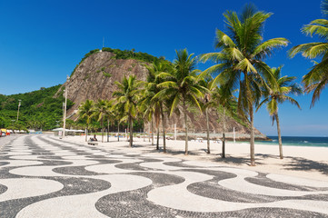 Copacabana met palmen en mozaïek van stoep in Rio de Janeiro