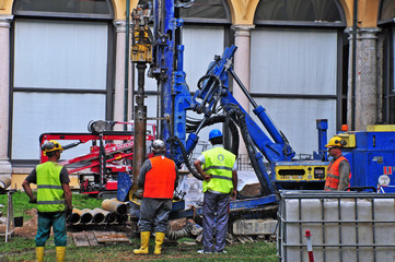 Lavori di trivellazione con operai