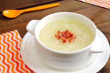 Sopa fría de melón con crujiente de jamón