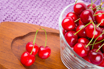 Obraz na płótnie Canvas Sweet red cherries in the bowl