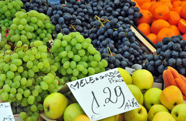 Frutta e verdura al mercato di Papiniano, Milano